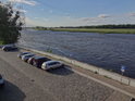 Parkoviště na levém břehu Labe pod silničním mostem Thälmannbrücke ve městě Schönebeck.