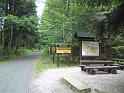 Těsně nad Špindlerovým Mlýnem jsou informační cedule a posezení a začíná Krkonošský národní park.