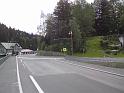 Sklon silnice II/295 odpovídá spádu Labe. Pohled z mostu ve Špindlerově Mlýně.