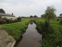 Menší kanál v obci Wischhafen, spojený s Wischhafener Süderelbe.