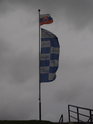 Slovenská vlajka vlaje na levobřežní hrázi Labe u hospody, Altenbruch.