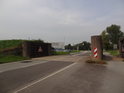 Vrata v levobřežní hrázi Labe v průmyslové oblasti mezi městem Stade a obcí Stadersand.