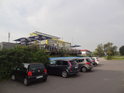 Parkoviště pod vyhlídkovou kavárnou nad přístavem Stadersand.