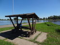 Přístřešek na levém břehu Labe u přívozu Arneburg.