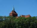 Stadtkirche St. Georg, pohledem přes koruny stromů, Arneburg.