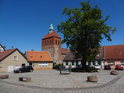 Alter Markt, sousoší rybářů a Stadtkirche St. Georg, Arneburg.