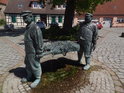 Fischerbrunnen, sousoší rybářů nesoucích síť, ze které kape voda, je možné jej považovat do jisté míry též za fontánu, Alter Markt, Arneburg.