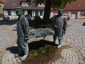 Fischerbrunnen, sousoší rybářů nesoucích síť, ze které kape voda, je možné jej považovat do jisté míry též za fontánu, Alter Markt, Arneburg.