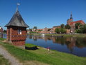 Strážní vížka u přístavu Tangermünde, vzadu evangelický kostel St. Stephan.