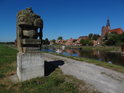 Socha žabí královny u přístavu Tangermünde, vzadu evangelický kostel St. Stephan.