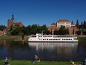 Výletní loď Störtebeker v přístavu Tangermünde, vzadu vlevo evangelický kostel St. Stephan, vpravo zámek.