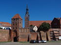 Brána v hradbách města Tangermünde, vzadu evangelický kostel St. Stephan v Tangermünde.