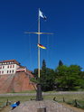 Přístavní stožár na různé vlajky v přístavu Tangermünde.