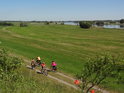 Vzorně se vyhýbající cyklisté na levobřežní cyklostezce pod silničním mostem přes Labe u Tangermünde.