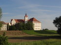 Renesanční zámek v obci Pretzsch se nachází na levém břehu Labe.