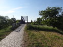 Nájezd po dlažbě na lávku cyklostezky přes Hafen Torgau.