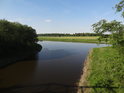 Vyústění přístavu Torgau do Labe. Je znát, že se jedná o prohloubené slepé rameno.