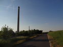 Komín fabriky na levém břehu Labe pod městem Torgau dominuje siluetě okolí.