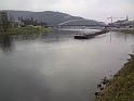 Tlačný remorkér na Labi v Ústí nad Labem. V pozadí most E. Beneše, zámek Větruše a kostel Nanebevzetí Panny.