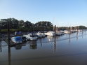 Lodě jsou v přístavu Wassersport-Club Haseldorf v době odlivu břichem na bahně.