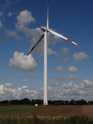 Větrná elektrárna osvětlená Sluncem nedaleko měst Elmshorn.