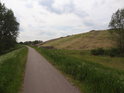 Cyklostezka po pravém břehu Labe pod obcí Apollensdorf. Po pravé straně těžební halda.