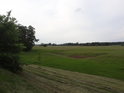 Nedávno posekaná levobřežní hráz Labe nad obcí Vockerode.