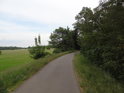 Asfaltová cyklostezka po levobřežní hrázi Labe nad obcí Vockerode.