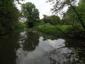 Lužní tok Fließgraben 1nedaleko Leitner See patří do systému řeky Mulde.