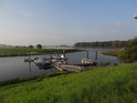 Přístav pro motorové čluny v pravobřežní zátoce Labe pod obcí Cumlosen.
