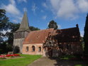 Kostel s malým hřbitovem v obci Mödlich.