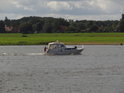 Motorový člun pluje po proudu Labe u Lenzenwische.