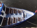 Lavičky na přídi výletní lodi kotvící v přístavu Wittenberge.