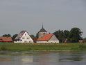 Kostel v levobřežní obci Wahrenberg pohledem přes Labe od Wittenberge.