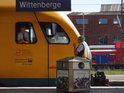 Železniční personál kouří, železniční personál si cosi dělá na mobilu. Krátká chvilka před odjezdem regionálního spoje ze stanice Wittenberge.