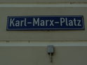 Vzpomínky na Karla Marxe a doby DDR jsou ještě v roce 2017 natolik živé, že není důvod přejmenovávat náměstí. Ono historie nějaká byla a kdo ji nechce znát, je mu dáno ji prožít znovu, aspoň se tak praví. Takže to co je vidět, by se mělo hodnotit kladně.
